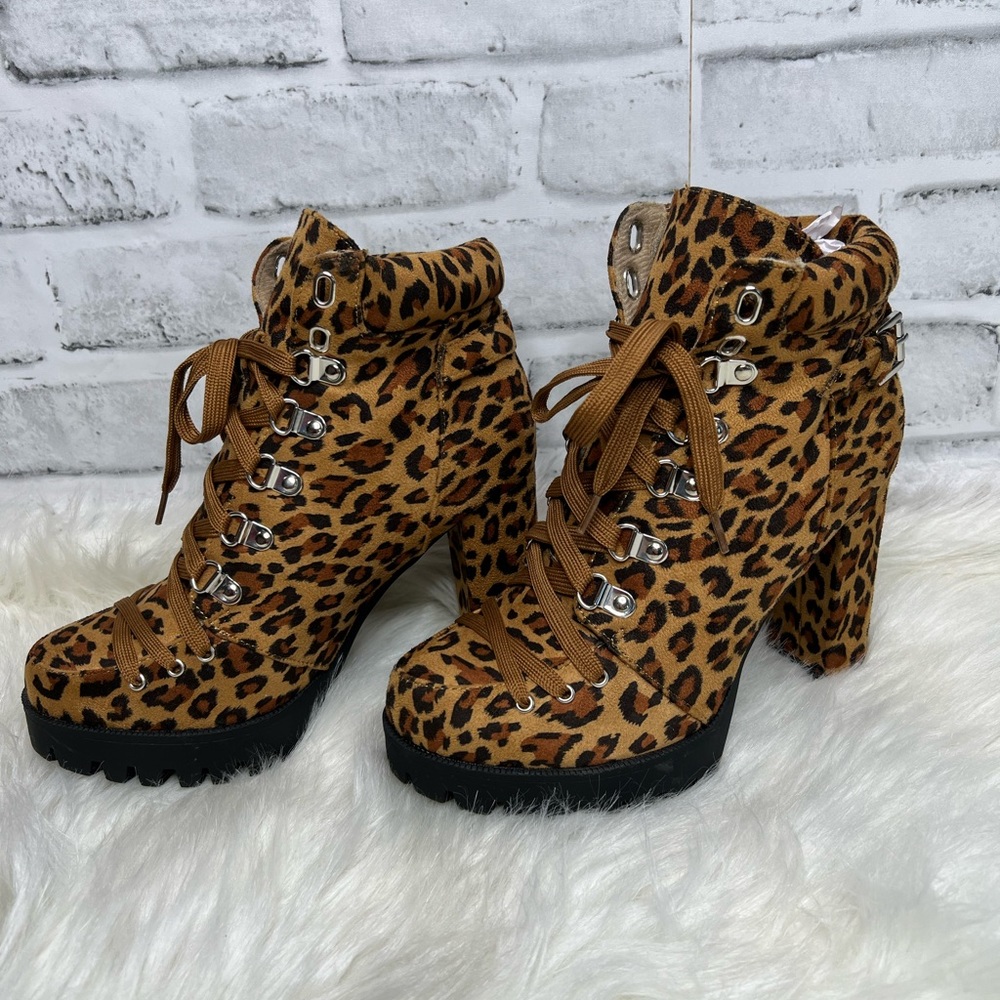 New Chase + Chloe leopard print bootie heel size 7